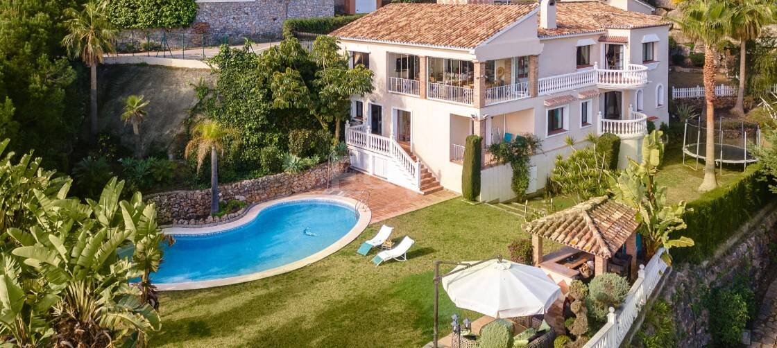El Paraiso Alto: Elegant villa with golf and sea view