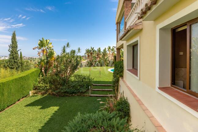 El Paraiso Alto: Elegant villa med golf och havsutsikt