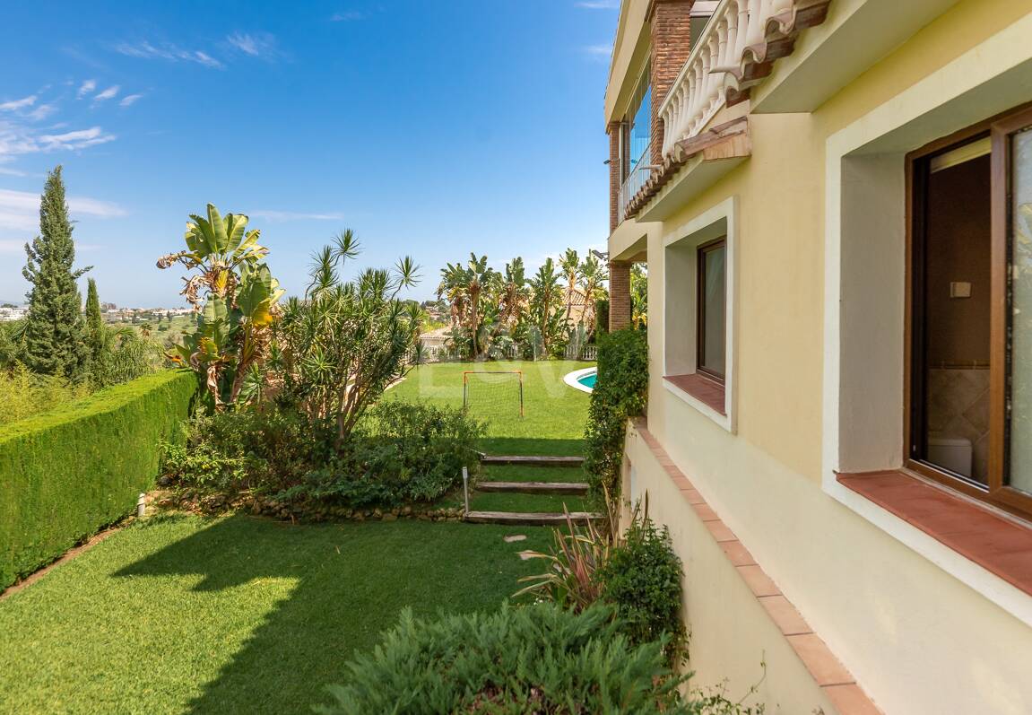 El Paraiso Alto: Elegant villa med golf och havsutsikt