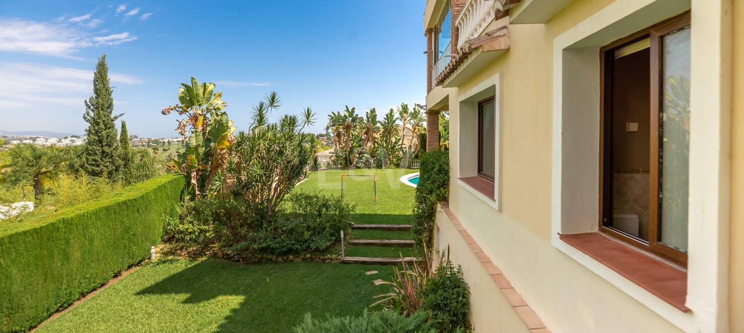 El Paraiso Alto: Elegant villa with golf and sea view