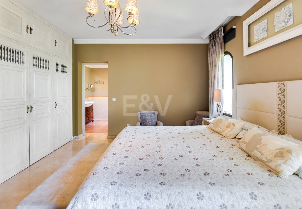 El Paraiso Alto: Elegant villa med golf och havsutsikt