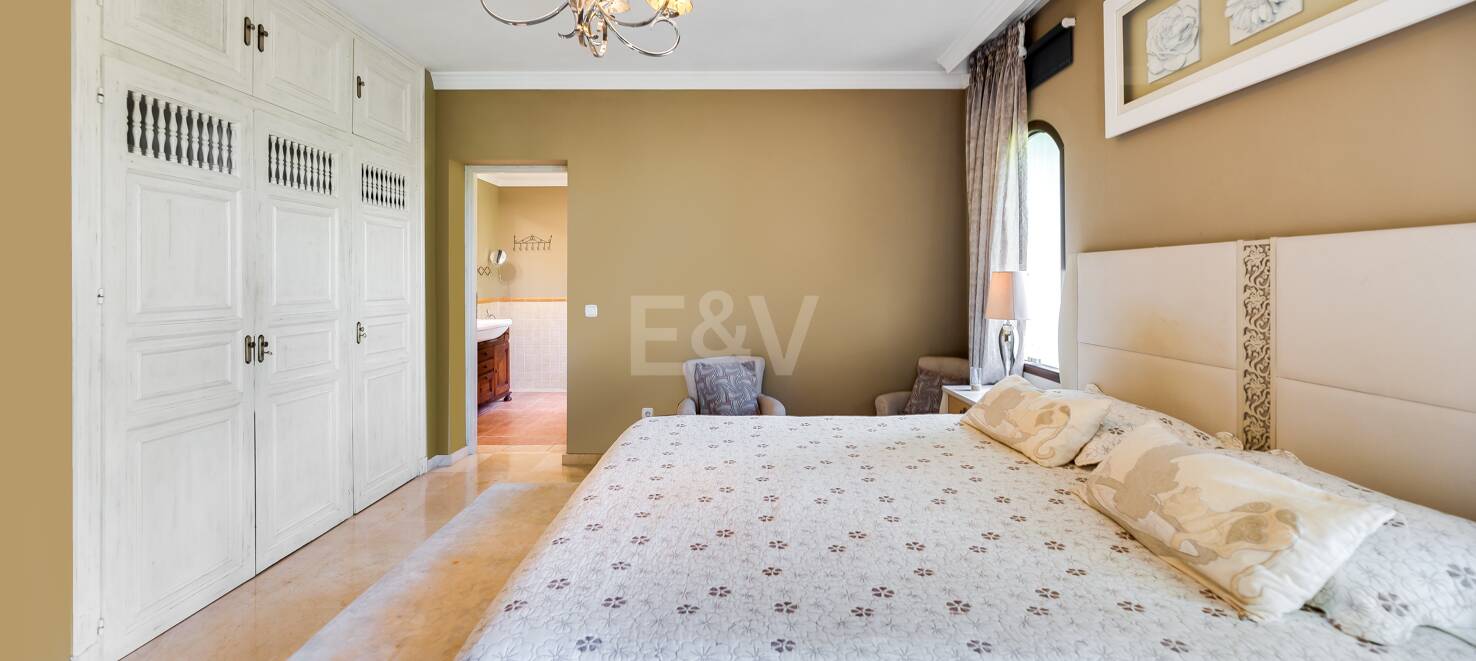El Paraiso Alto: Elegant villa with golf and sea view