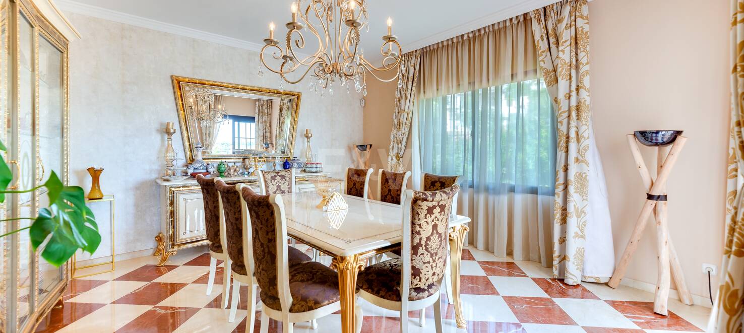 El Paraiso Alto: Elegant villa with golf and sea view