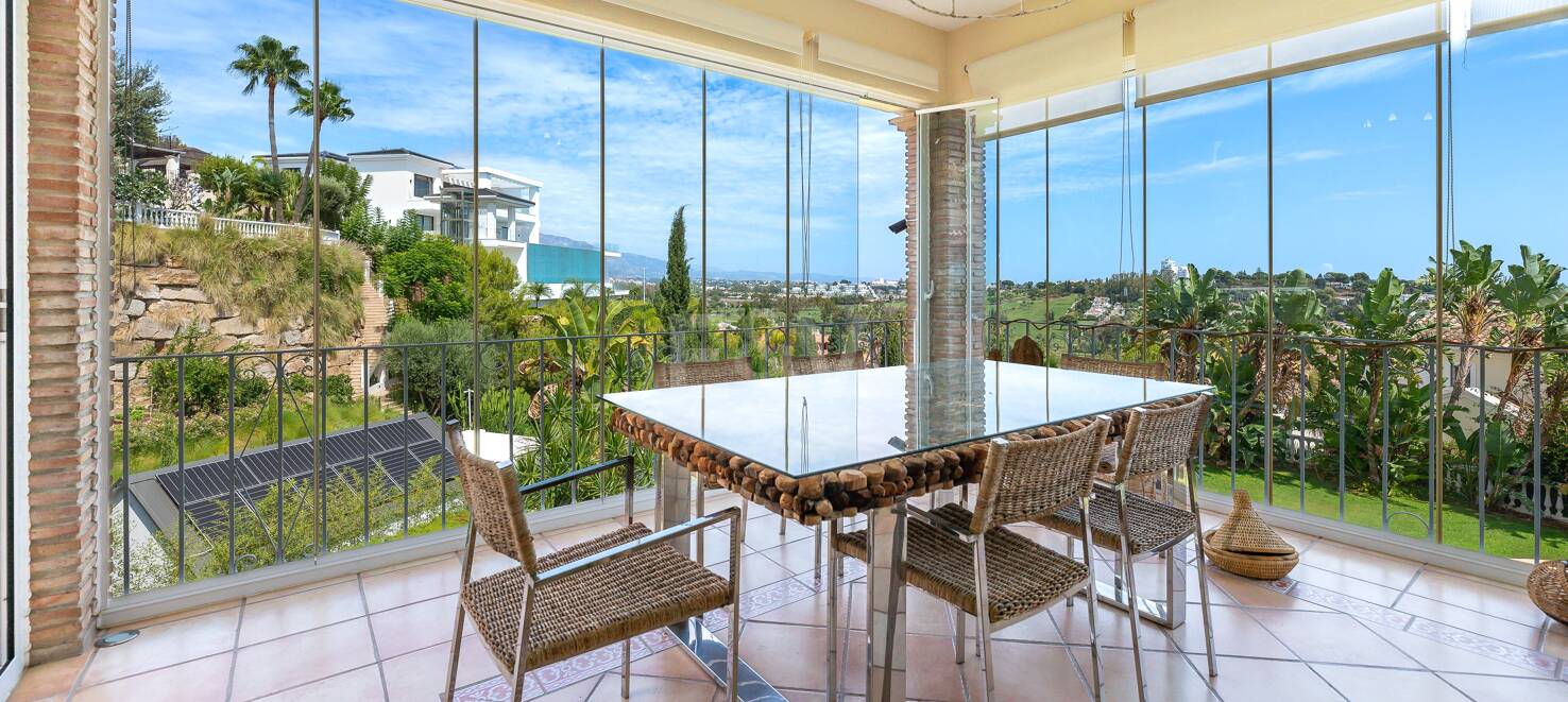 El Paraiso Alto: Elegant villa with golf and sea view