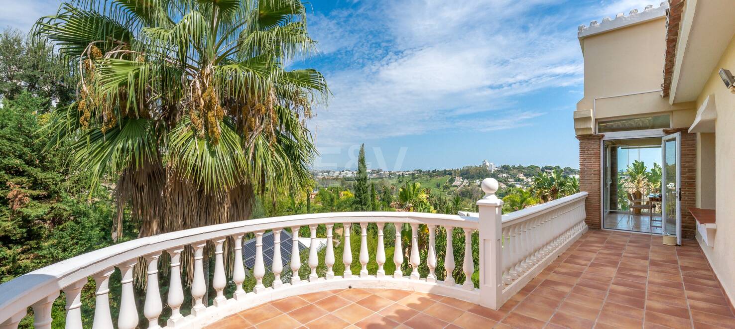 El Paraiso Alto: Elegant villa with golf and sea view