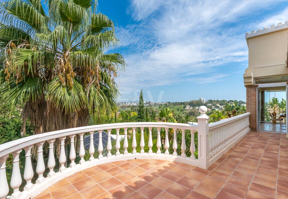 El Paraiso Alto: Elegant villa med golf och havsutsikt