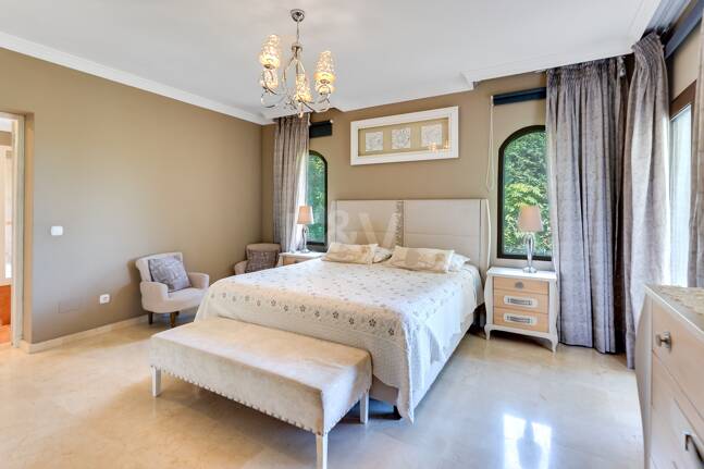 El Paraiso Alto: Elegant villa med golf och havsutsikt