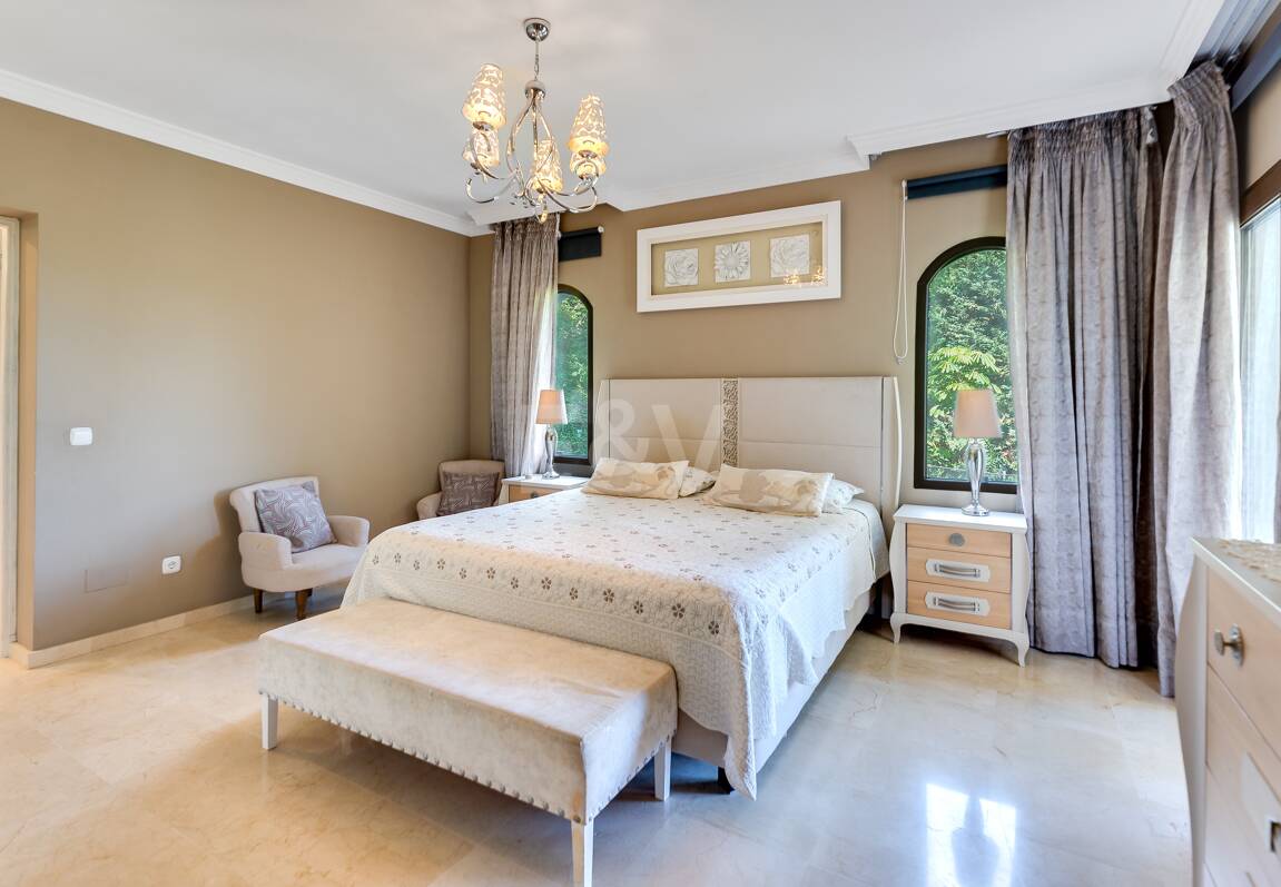 El Paraiso Alto: Elegant villa med golf och havsutsikt