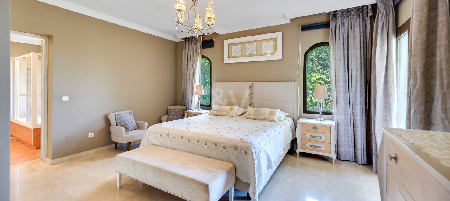 El Paraiso Alto: Elegant villa with golf and sea view