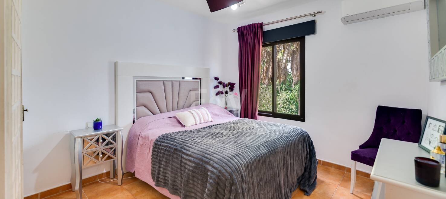El Paraiso Alto: Elegant villa with golf and sea view