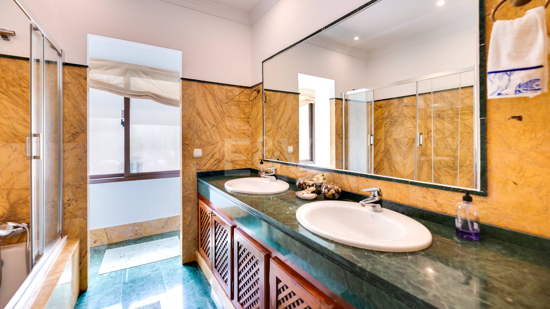 El Paraiso Alto: Elegant villa med golf och havsutsikt