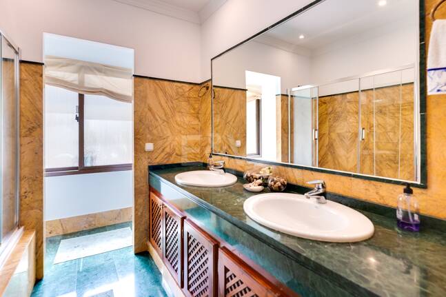 El Paraiso Alto: Elegant villa med golf och havsutsikt