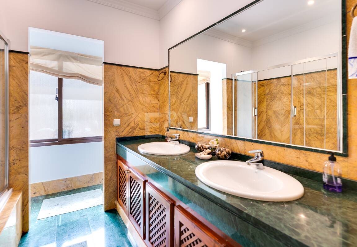 El Paraiso Alto: Elegant villa med golf och havsutsikt