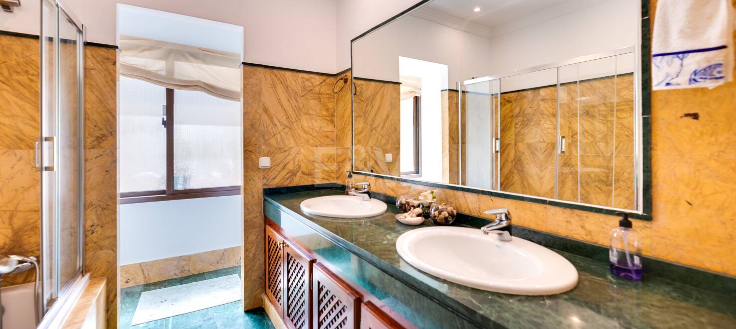 El Paraiso Alto: Elegant villa with golf and sea view