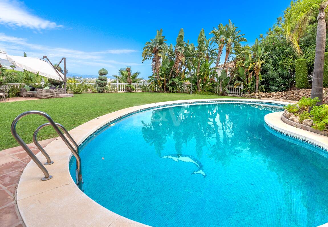 El Paraiso Alto: Elegant villa med golf och havsutsikt