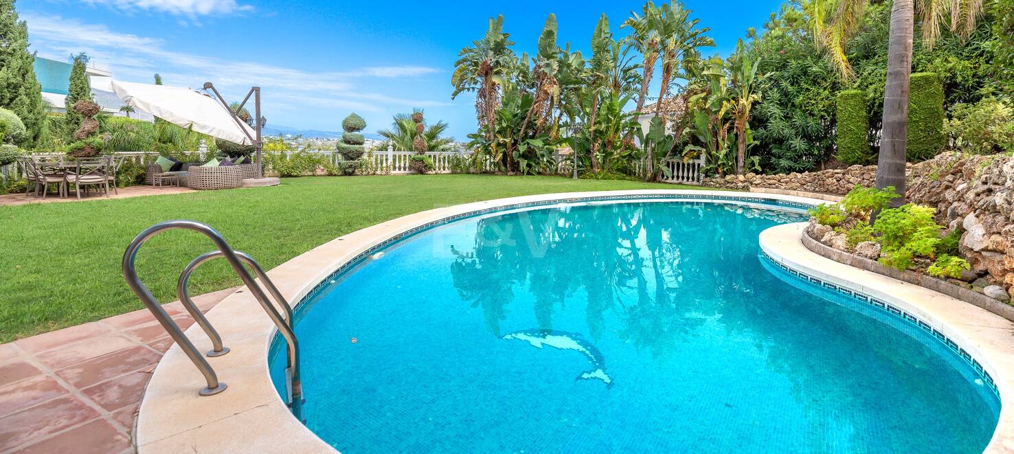 El Paraiso Alto: Elegant villa with golf and sea view