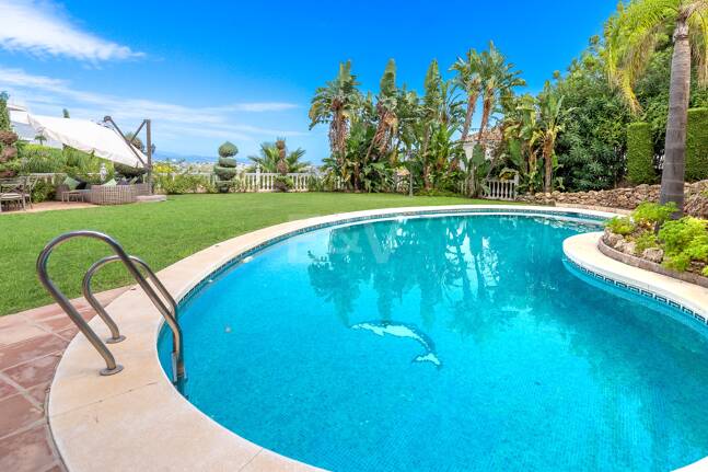 El Paraiso Alto: Elegant villa med golf och havsutsikt