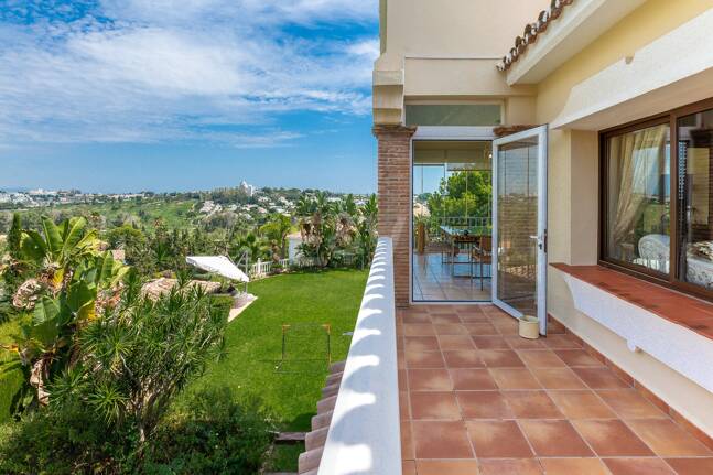 El Paraiso Alto: Elegant villa med golf och havsutsikt