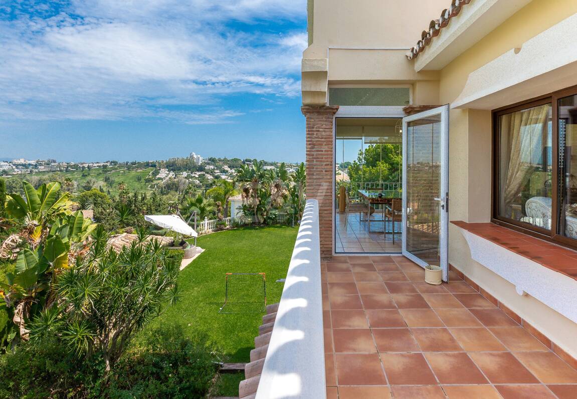 El Paraiso Alto: Elegant villa med golf och havsutsikt