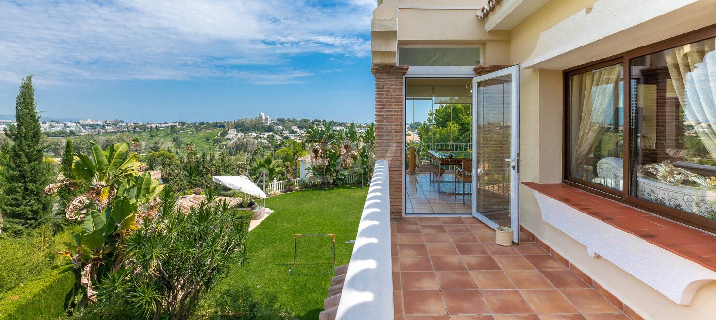 El Paraiso Alto: Elegant villa with golf and sea view
