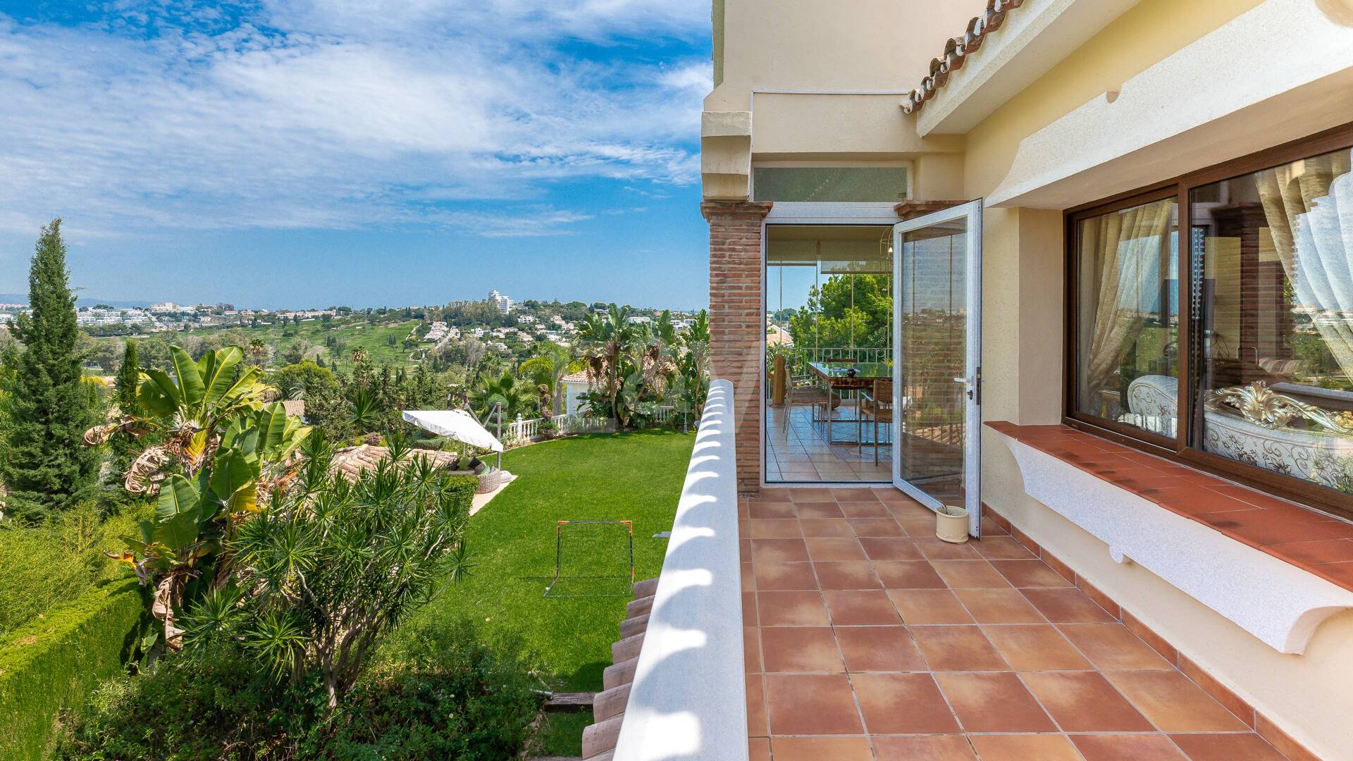 El Paraiso Alto: Élégante villa avec vue sur le golf et la mer