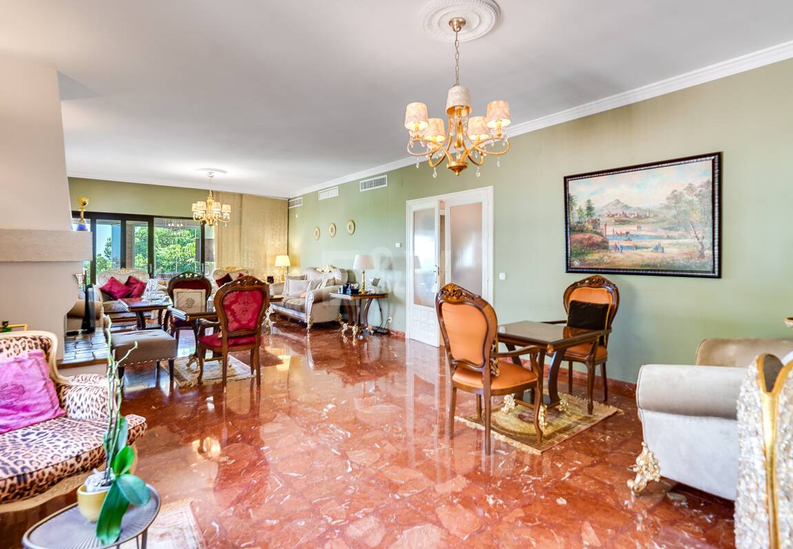 El Paraiso Alto: Elegant villa med golf och havsutsikt