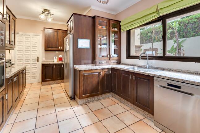 El Paraiso Alto: Elegant villa med golf och havsutsikt