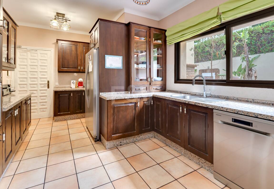 El Paraiso Alto: Elegant villa med golf och havsutsikt