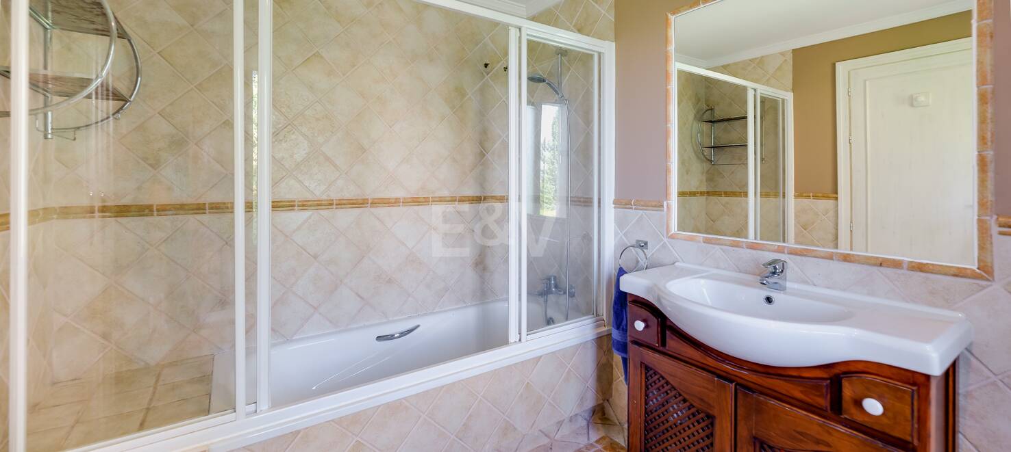 El Paraiso Alto: Elegant villa with golf and sea view