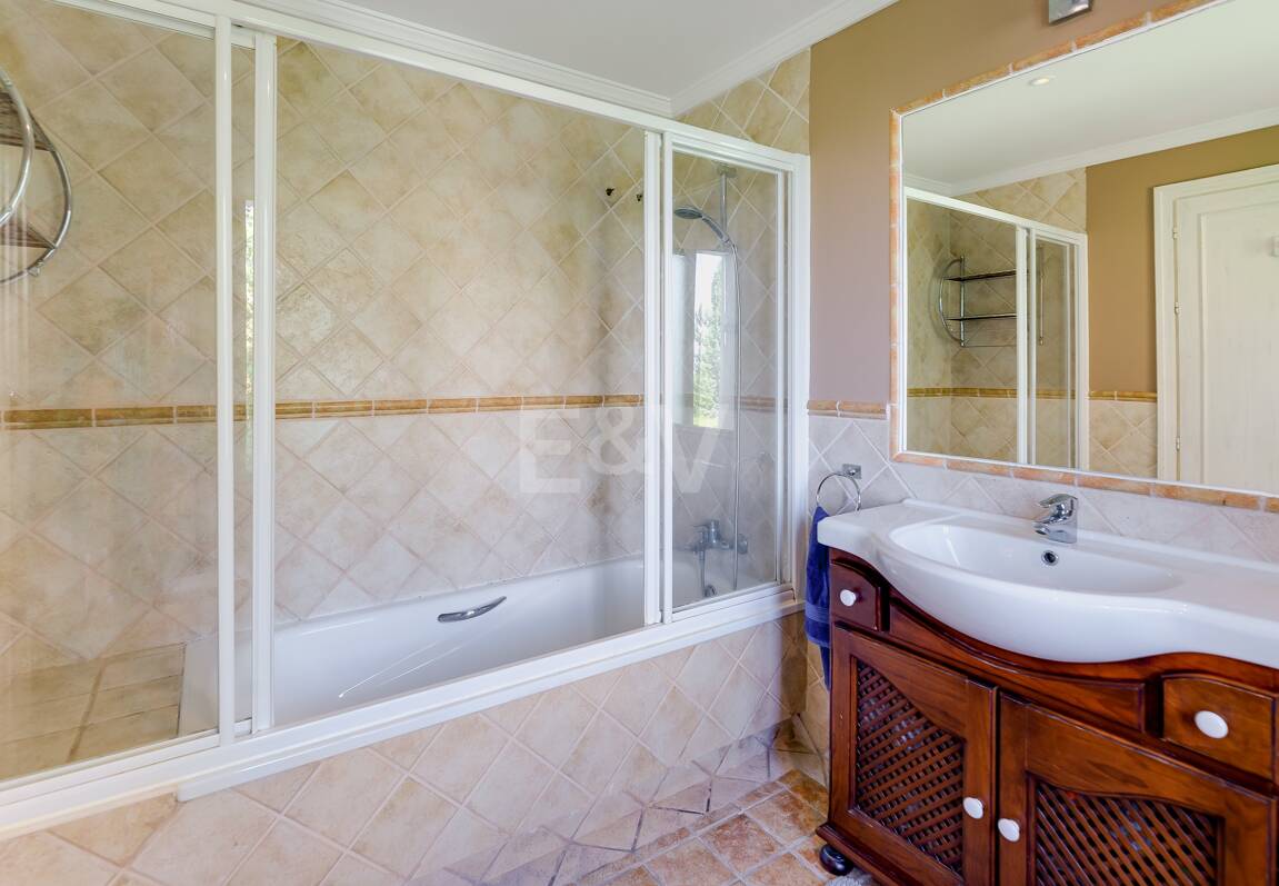 El Paraiso Alto: Elegant villa med golf och havsutsikt