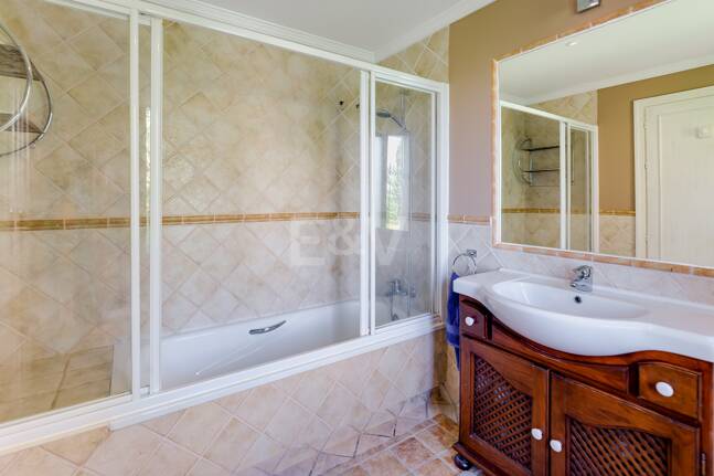 El Paraiso Alto: Elegant villa med golf och havsutsikt