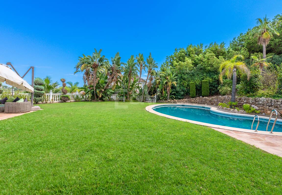 El Paraiso Alto: Elegant villa med golf och havsutsikt