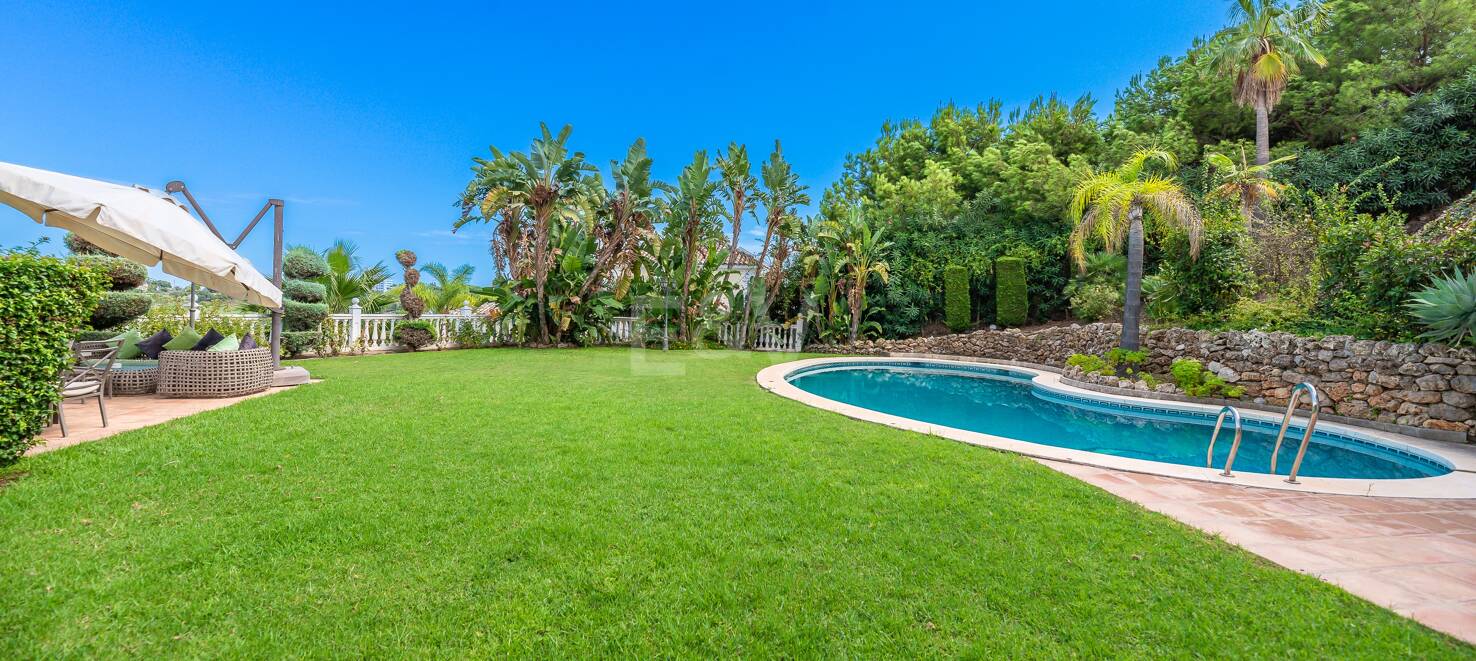 El Paraiso Alto: Elegant villa with golf and sea view