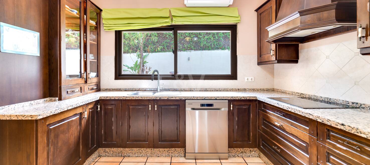 El Paraiso Alto: Elegant villa with golf and sea view