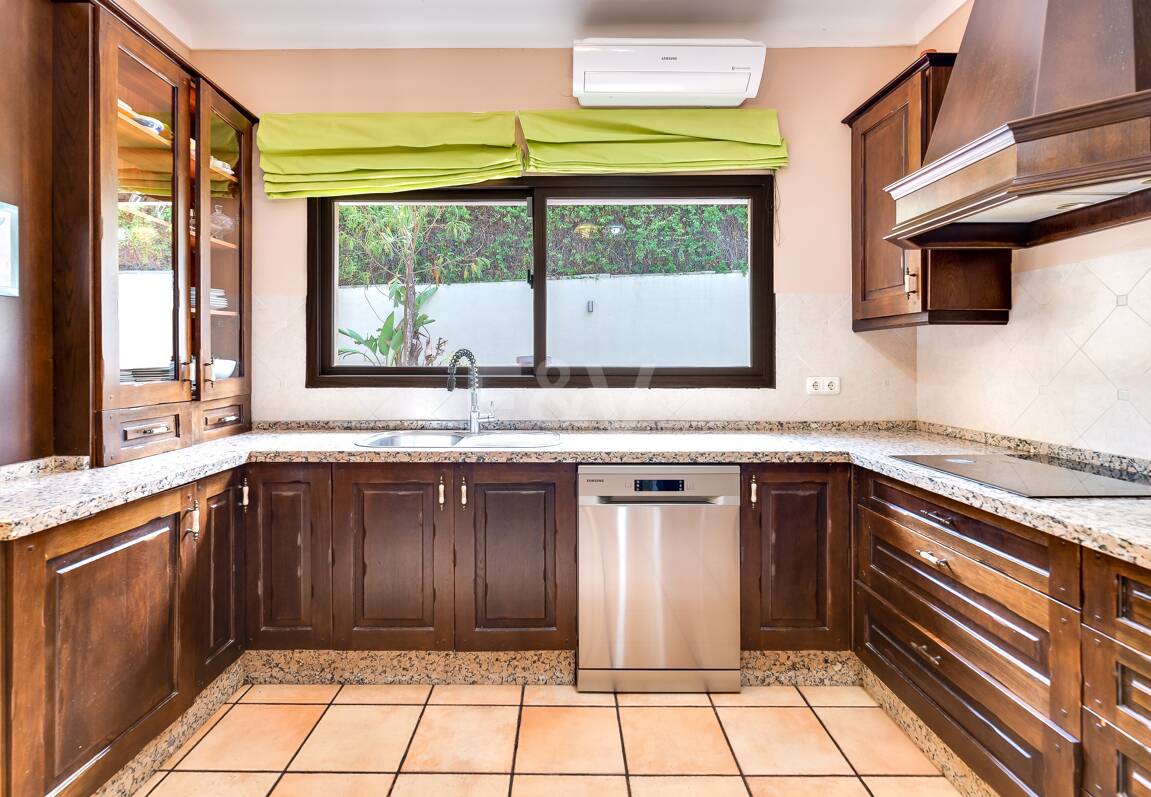 El Paraiso Alto: Elegant villa med golf och havsutsikt