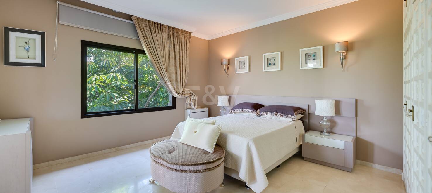 El Paraiso Alto: Elegant villa with golf and sea view