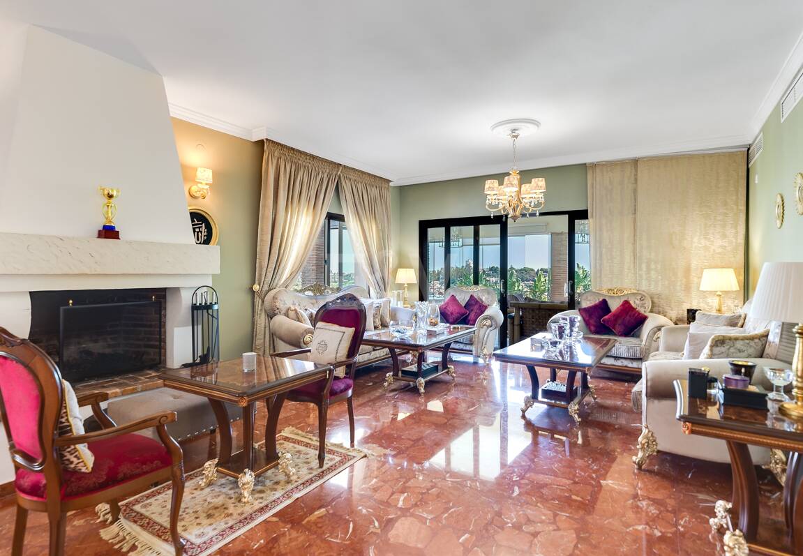 El Paraiso Alto: Elegant villa med golf och havsutsikt