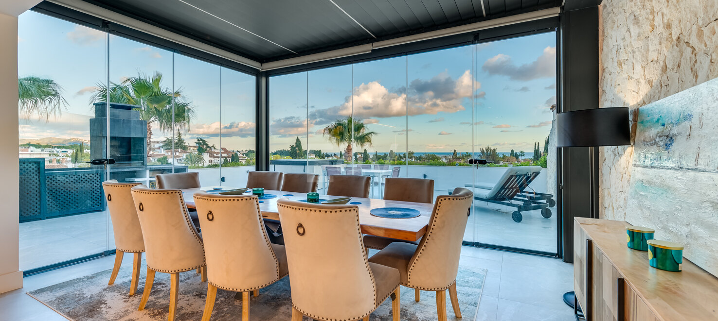 Elegante ático dúplex con vistas panorámicas al mar en la Milla de Oro