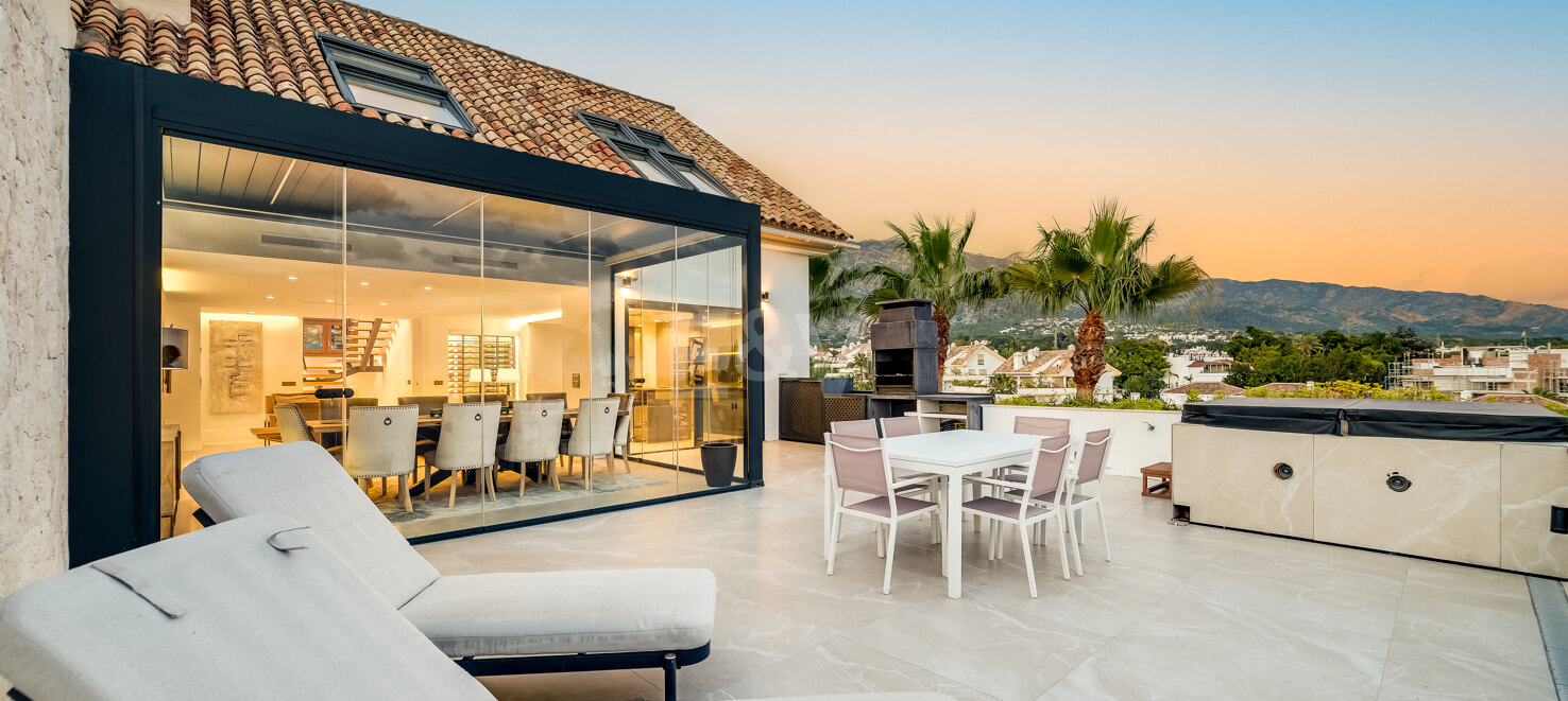 Elegante ático dúplex con vistas panorámicas al mar en la Milla de Oro