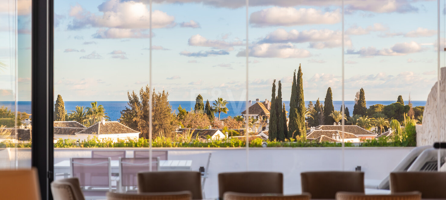 Elegante ático dúplex con vistas panorámicas al mar en la Milla de Oro