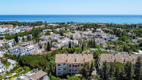 Elegantes Duplex-Penthouse mit Panoramablick auf das Meer an der Goldenen Meile