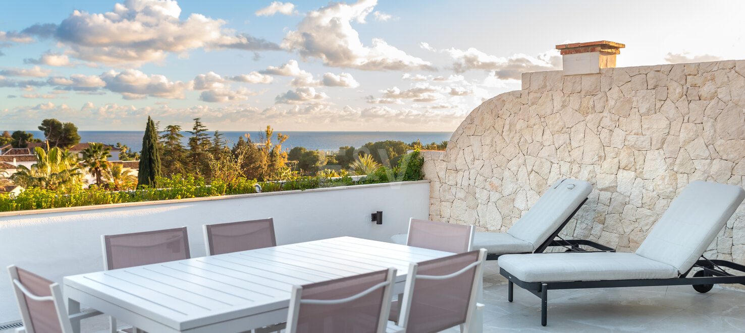 Elegante ático dúplex con vistas panorámicas al mar en la Milla de Oro