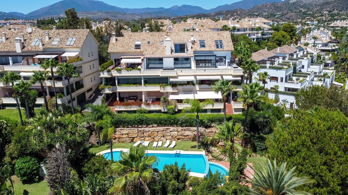 Elegante ático dúplex con vistas panorámicas al mar en la Milla de Oro