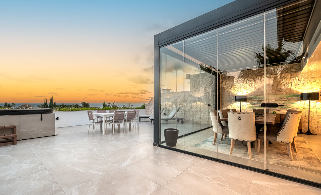 Elegantes Duplex-Penthouse mit Panoramablick auf das Meer an der Goldenen Meile