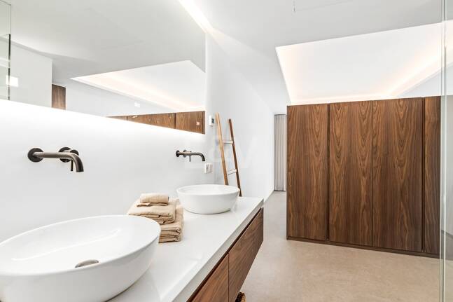 Sophisticated Apartment in the Prestigious Puente Romano