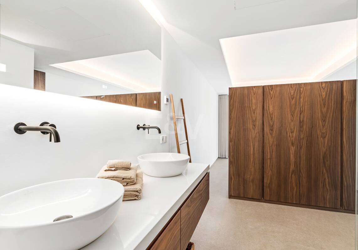Sophisticated Apartment in the Prestigious Puente Romano