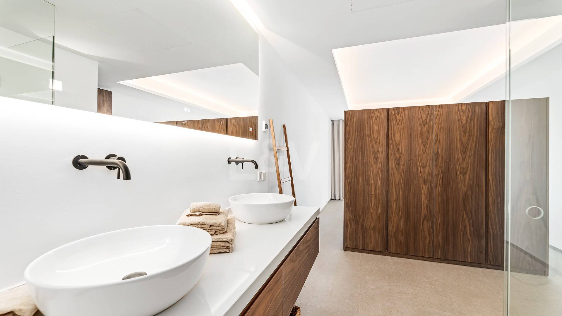 Sophisticated Apartment in the Prestigious Puente Romano
