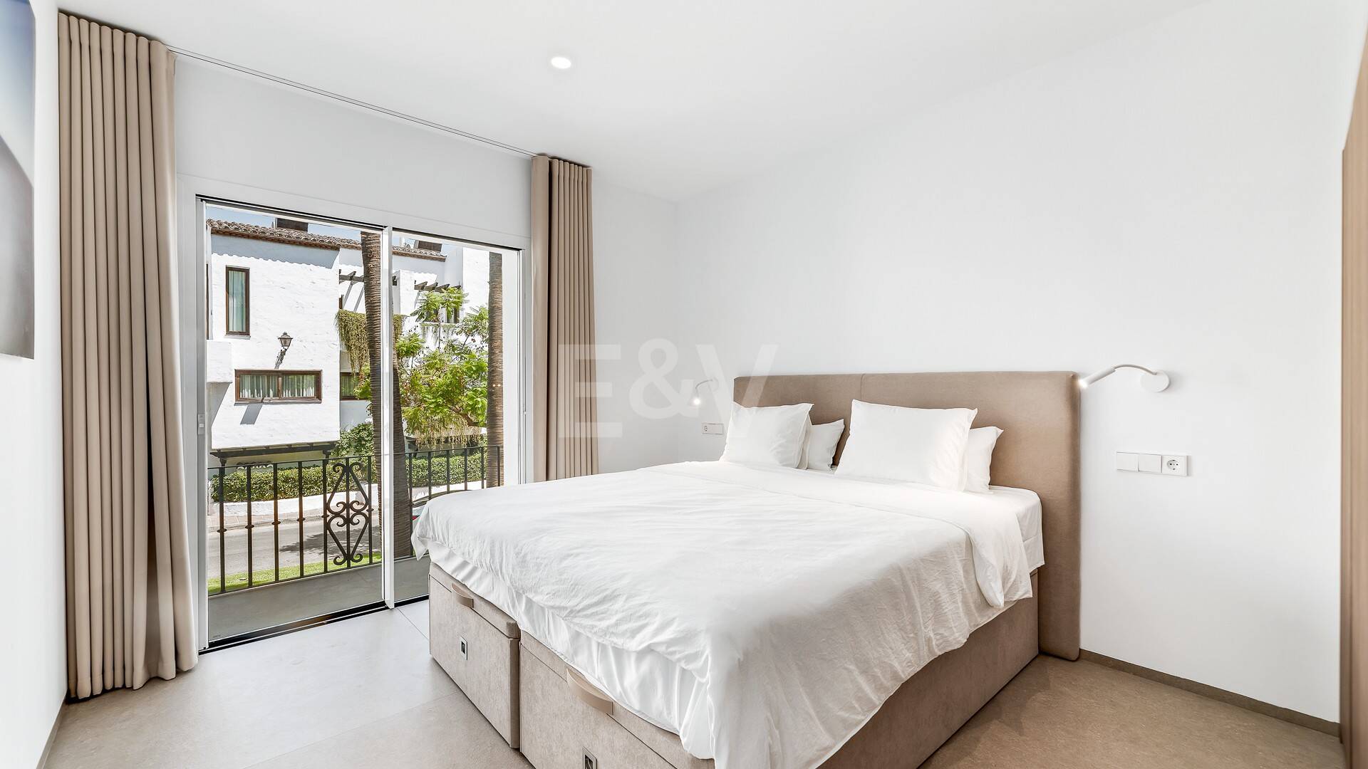 Sophisticated Apartment in the Prestigious Puente Romano