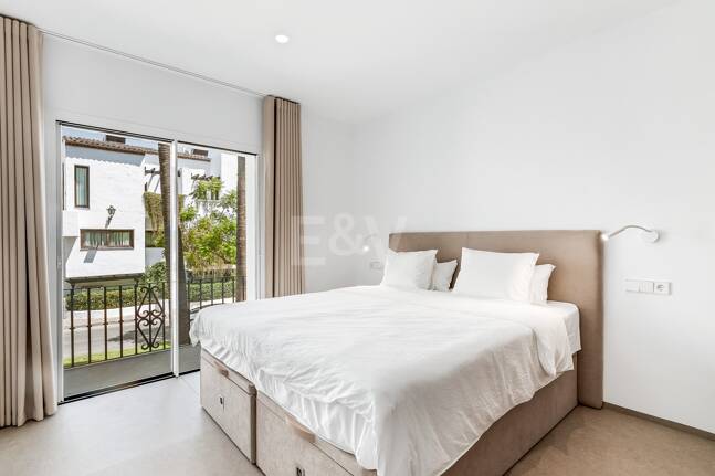 Sophisticated Apartment in the Prestigious Puente Romano