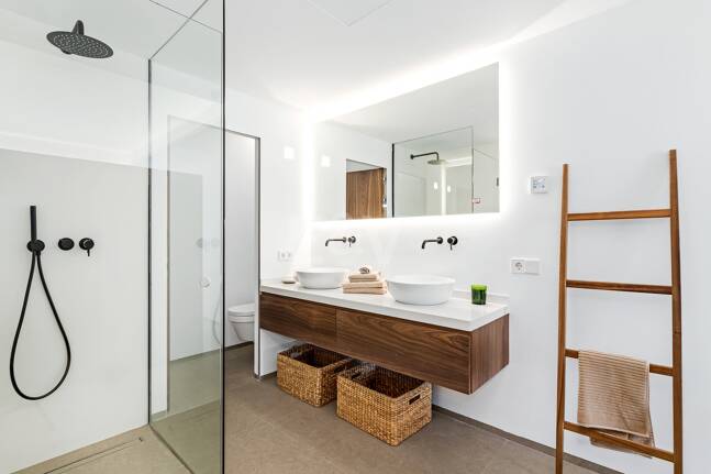 Sophisticated Apartment in the Prestigious Puente Romano